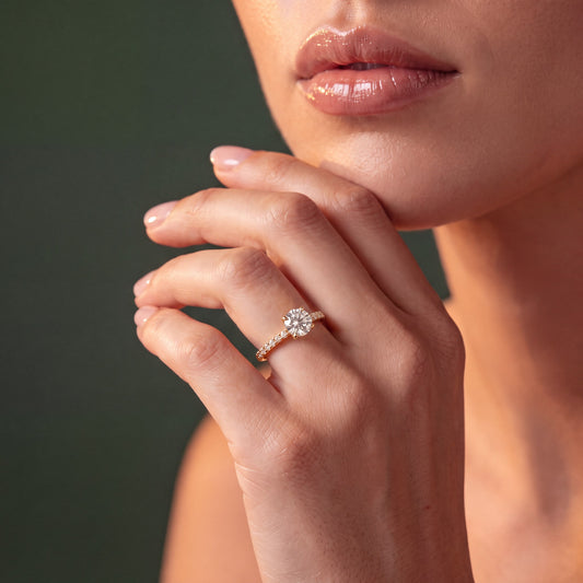 Amélie pavé forlovelsesring med rund diamant i gult gull, båret på hånd