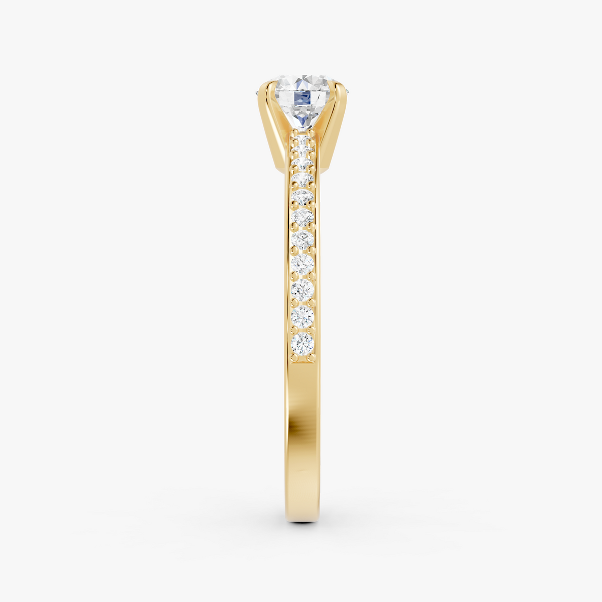 Amélie pavé forlovelsesring med rund diamant i gult gull, sett fra siden