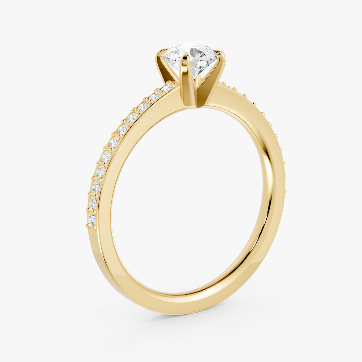 Amélie pavé forlovelsesring med rund diamant i gult gull, sett på skrå