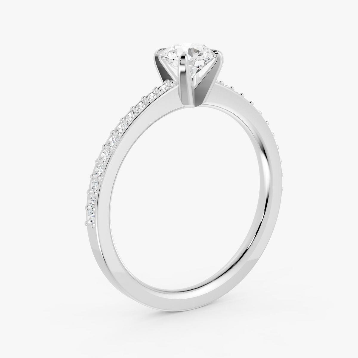 Amélie pavé forlovelsesring med rund diamant i hvitt gull, sett på skrå