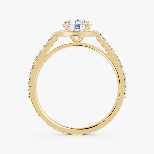 Coralie halo forlovelsesring med rund diamant og pavé i gult gull, stående rett forfra