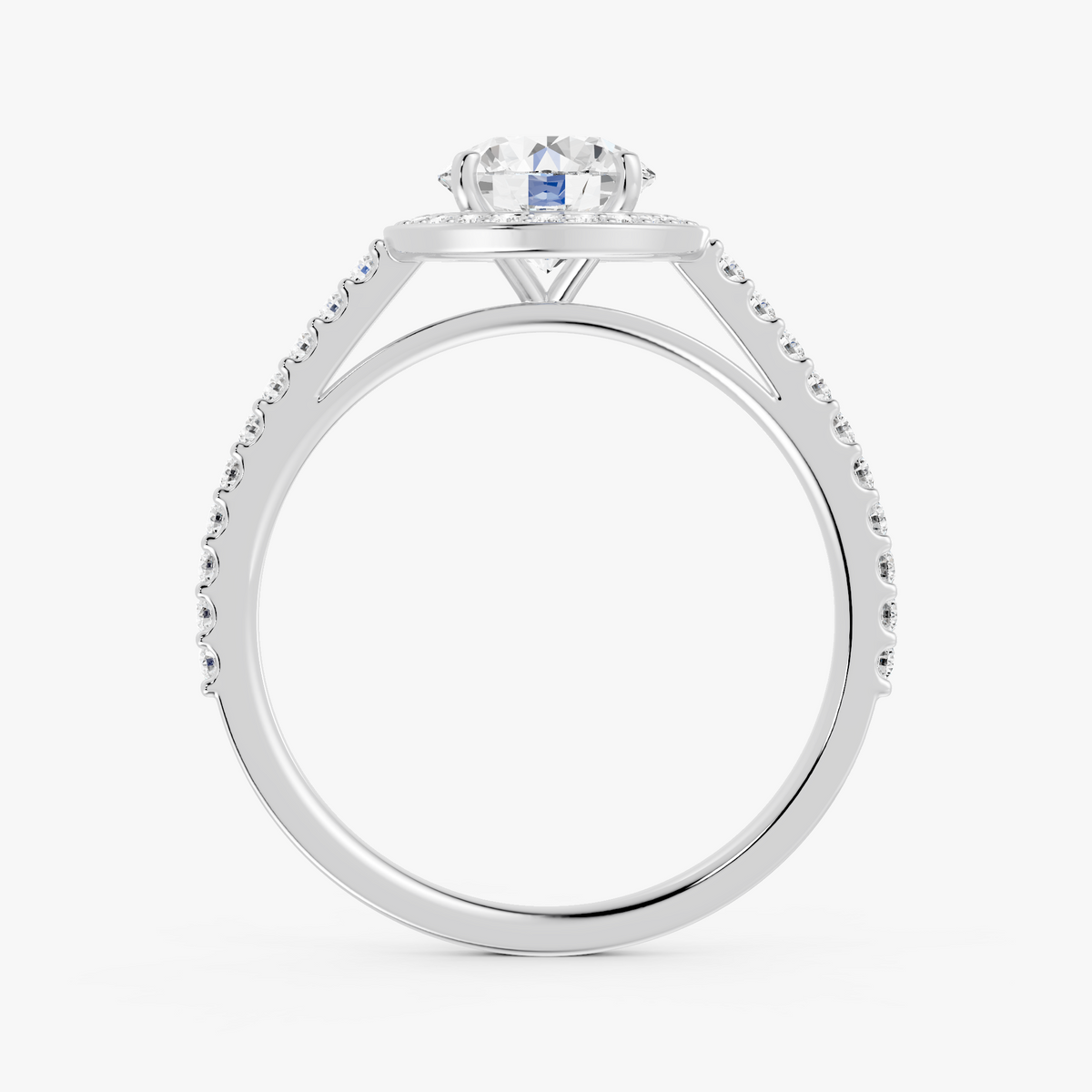 Coralie halo forlovelsesring med rund diamant og pavé i hvitt gull, stående rett forfra