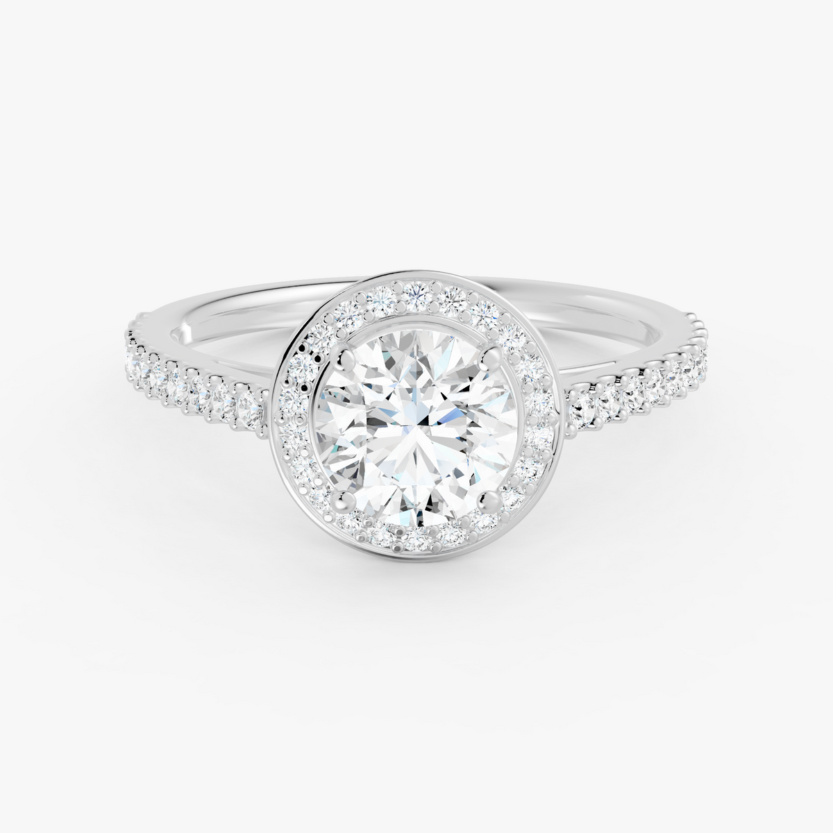Coralie halo forlovelsesring med rund diamant og pavé i hvitt gull, liggende sett forfra