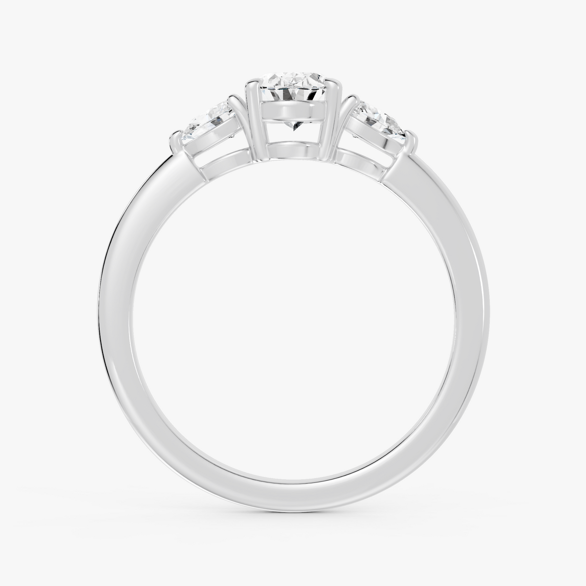 Delphine trestens forlovelsesring med oval diamant og to pæreformede sidesteiner i hvitt gull, stående rett forfra
