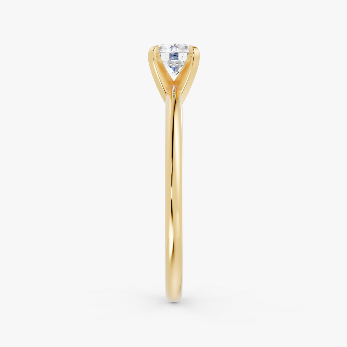 Vivienne solitaire forlovelsesring med rund diamant i gult gull, sett fra siden