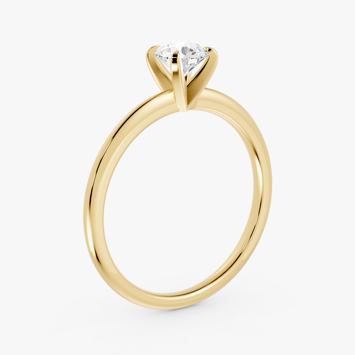 Vivienne solitaire forlovelsesring med rund diamant i gult gull, sett på skrå