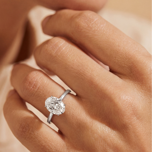 Aurora – Solitaire Forlovelsesring med Oval Diamant