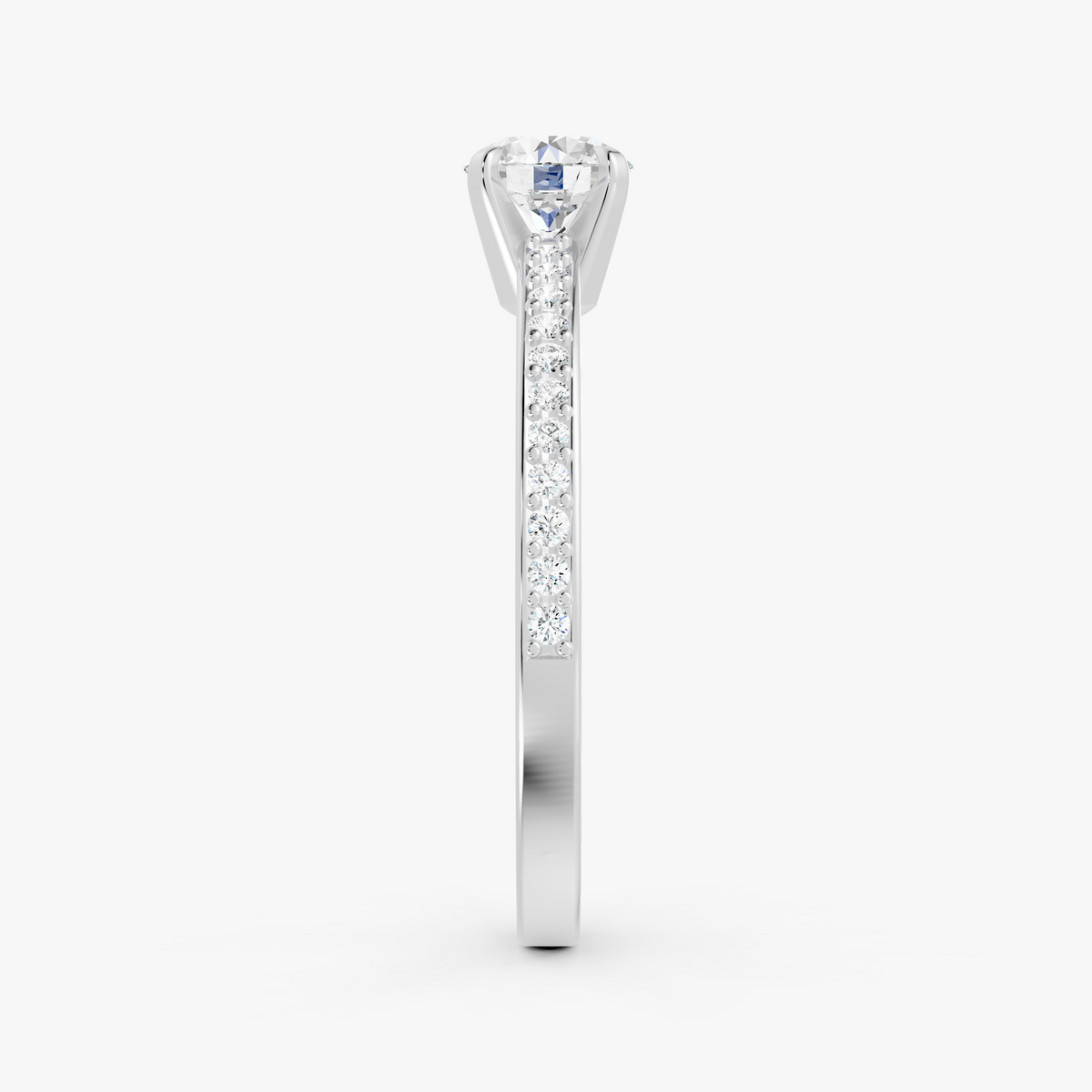 Amélie pavé forlovelsesring med rund diamant i hvitt gull, sett fra siden