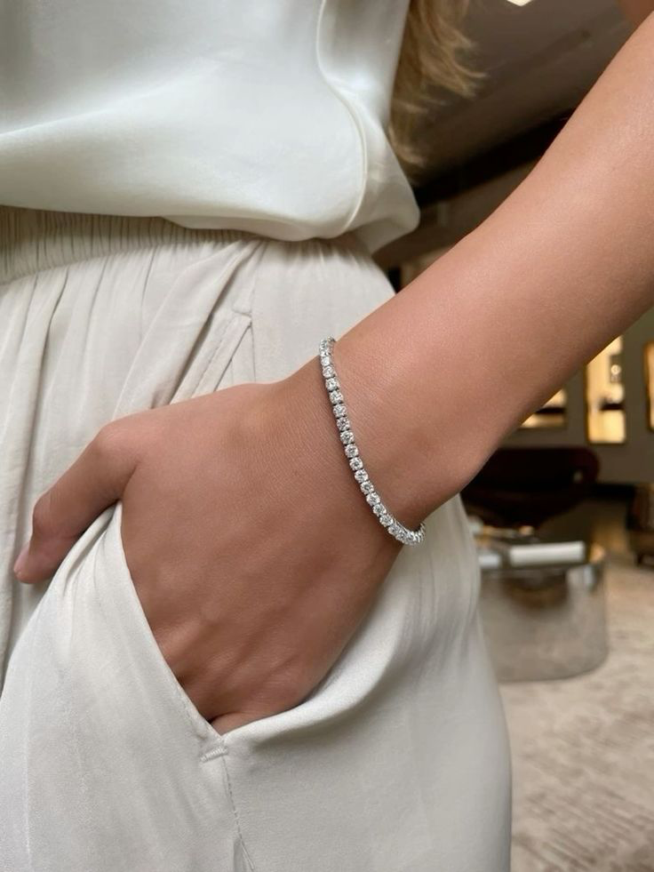 Margaux diamant tennisarmbånd i hvitt gull båret på modell