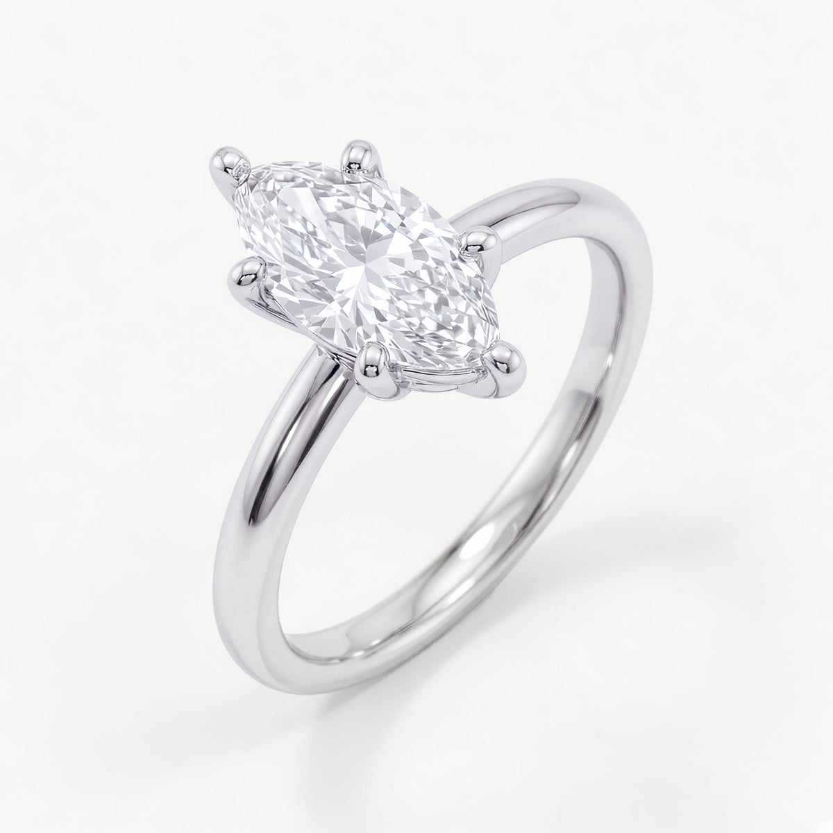 Colette solitaire forlovelsesring med marquise diamant i hvitt gull, sett fra siden på skrå