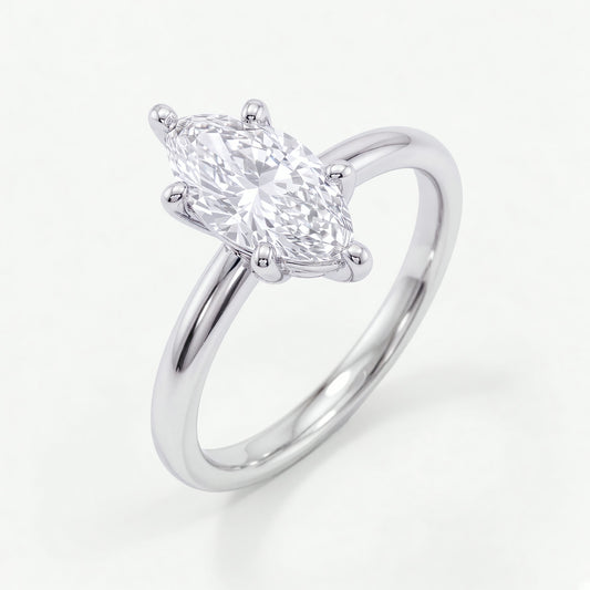 Colette solitaire forlovelsesring med marquise diamant i hvitt gull, sett fra siden på skrå