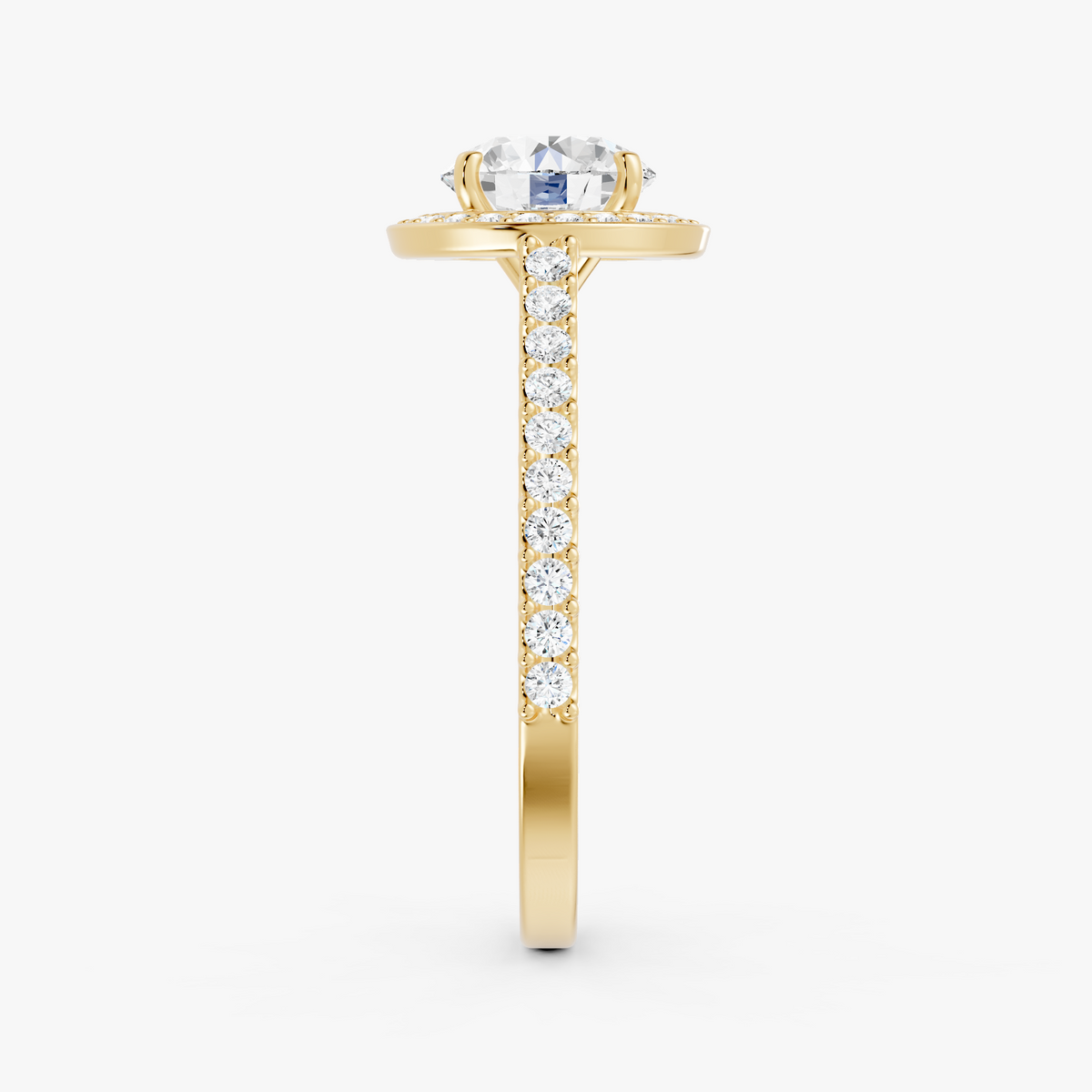 Coralie halo forlovelsesring med rund diamant og pavé i gult gull, fra siden