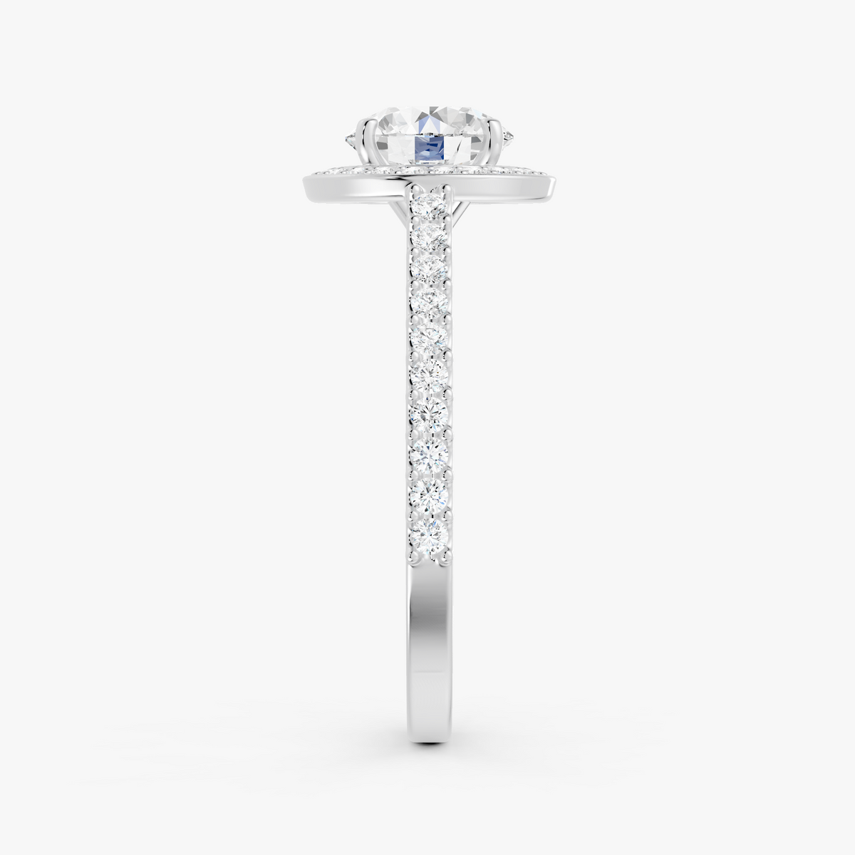 Coralie halo forlovelsesring med rund diamant og pavé i hvitt gull, fra siden
