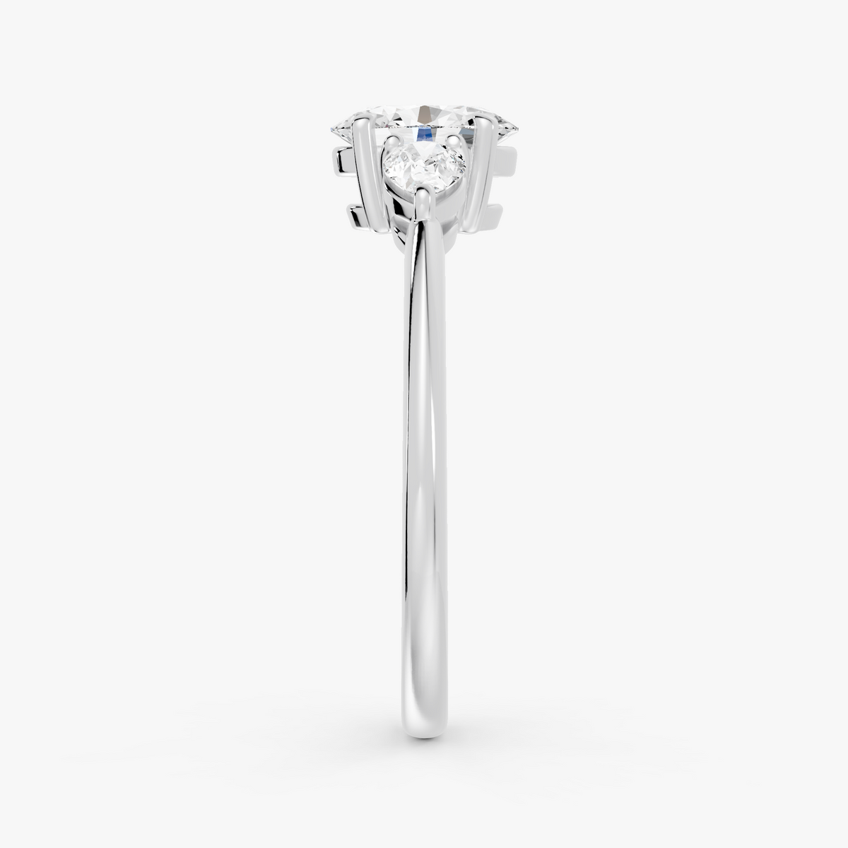 Delphine trestens forlovelsesring med oval diamant og to pæreformede sidesteiner i hvitt gull, fra siden