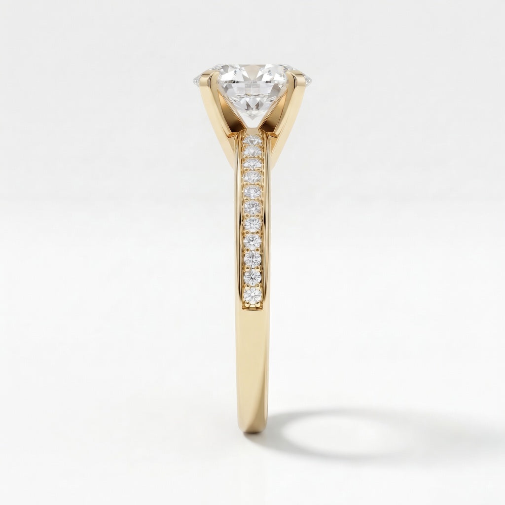 Seraphine pavé forlovelsesring med oval diamant i gult gull