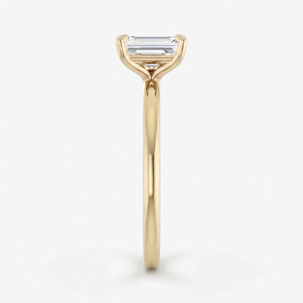 Elara solitaire forlovelsesring med emerald cut diamant i gult gull