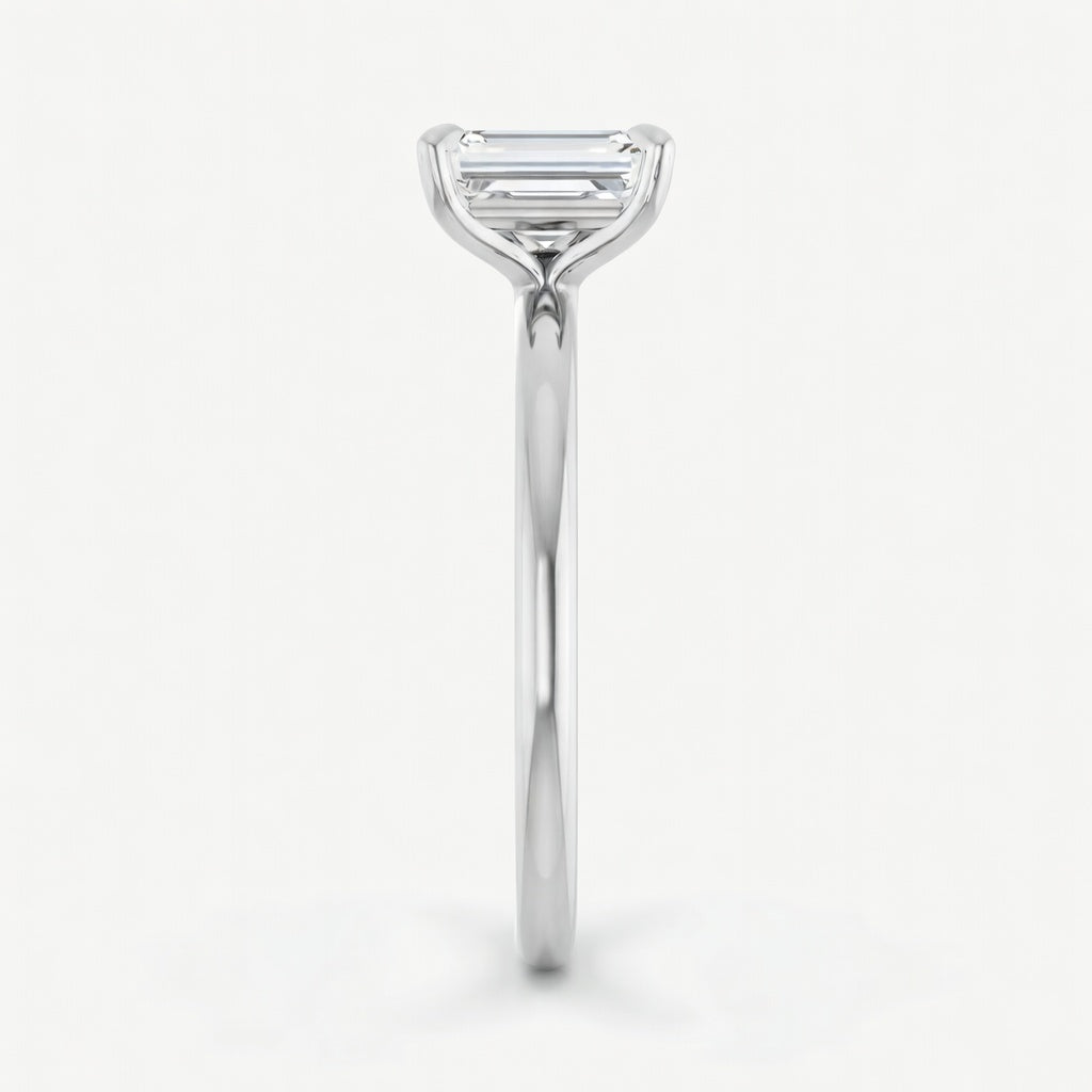 Elara solitaire forlovelsesring med emerald cut diamant i hvitt gull