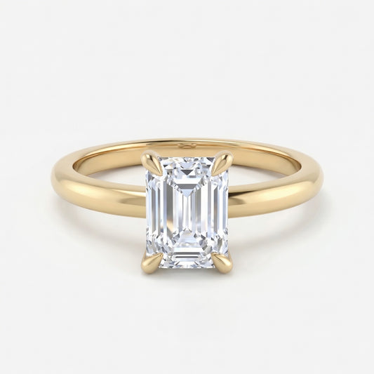 Elara solitaire forlovelsesring med emerald cut diamant i gult gull