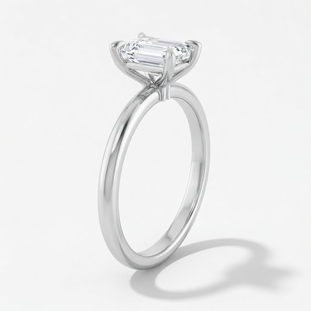 Elara solitaire forlovelsesring med emerald cut diamant i hvitt gull