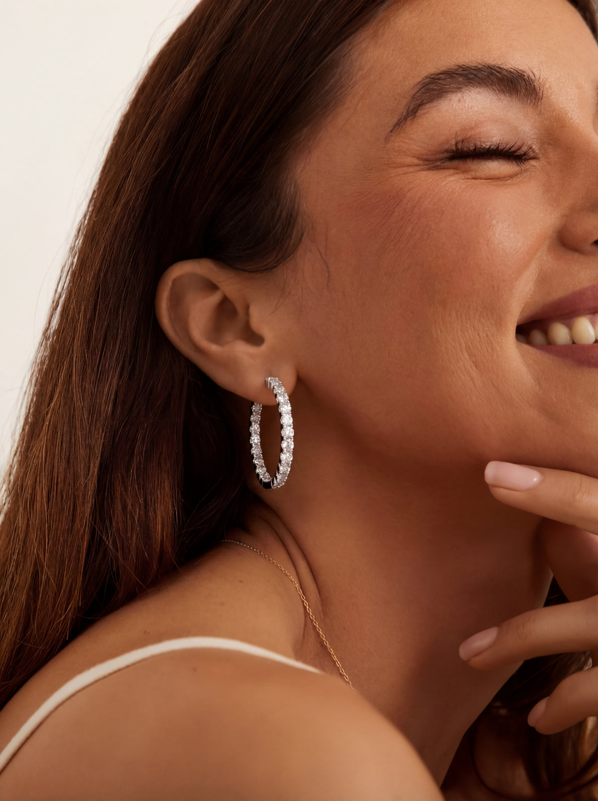 Aria diamant hoop øredobber i gult gull båret på modell