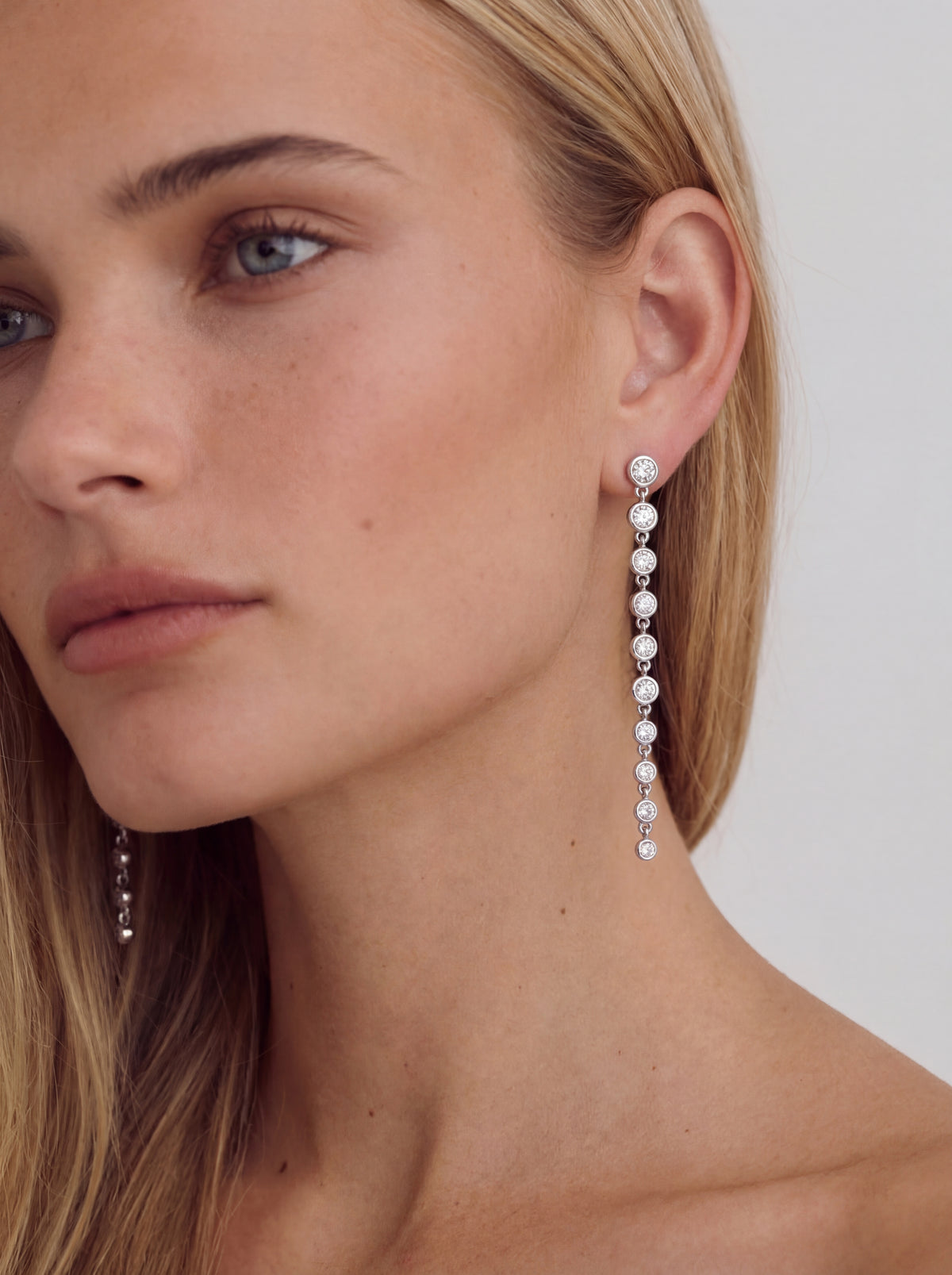 Isabelle hengende diamant øredobber i hvitt gull båret på modell