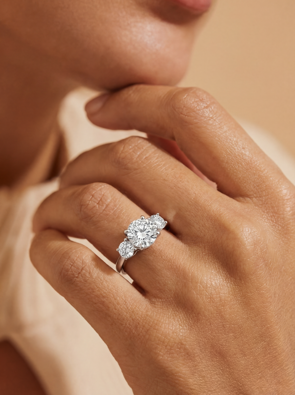 Solène trestens forlovelsesring med rund briljant i gult gull båret på modell