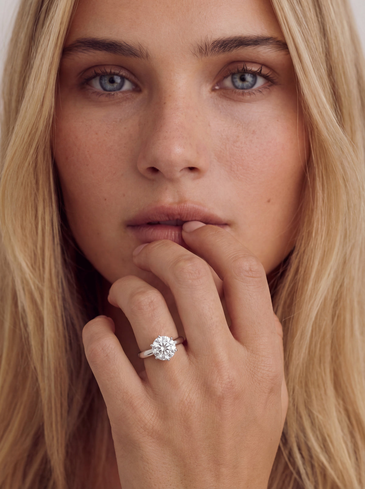 Vivienne klassisk forlovelsesring med rund briljant i gult gull båret på modell