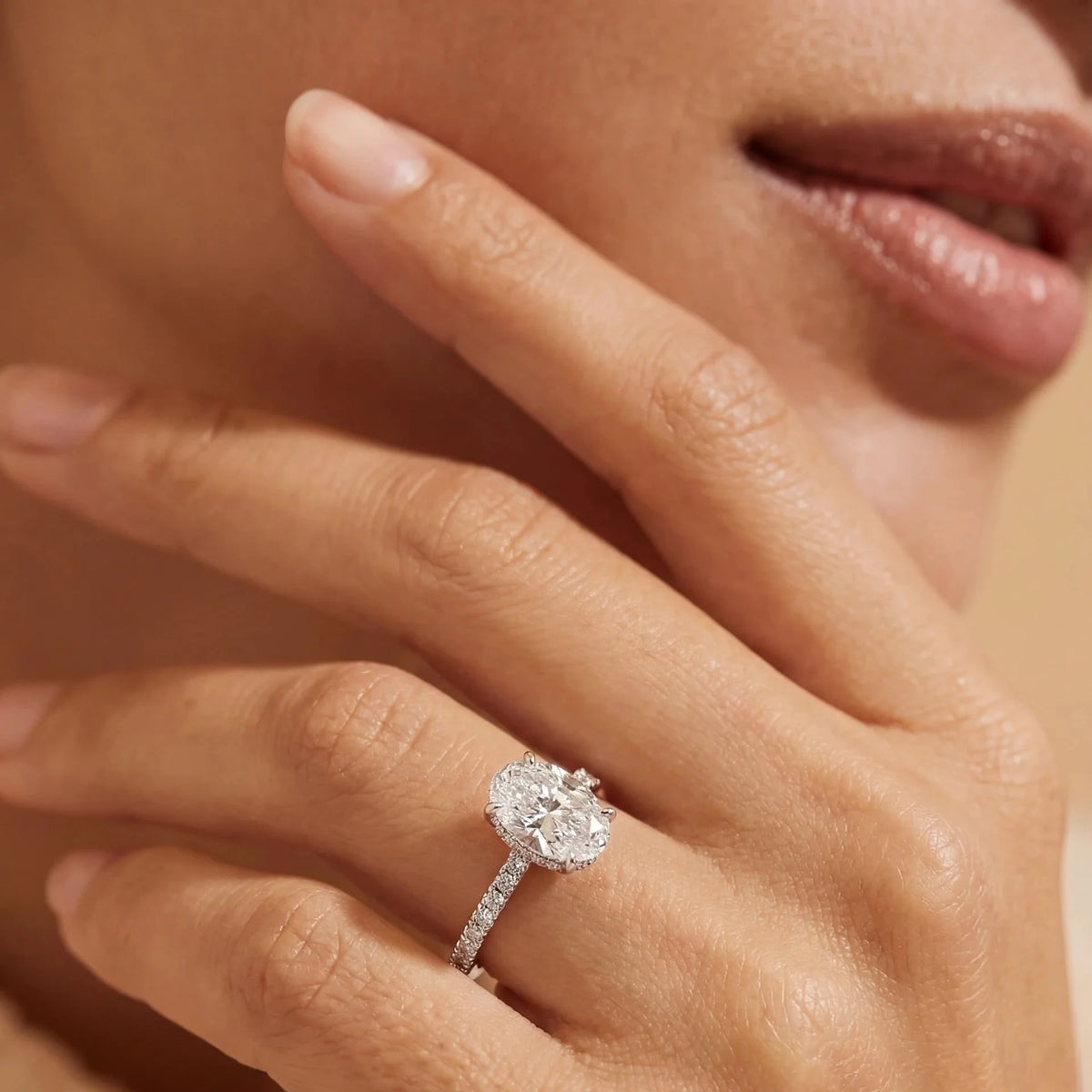 Seraphine pavé forlovelsesring med oval diamant i gult gull båret på modell