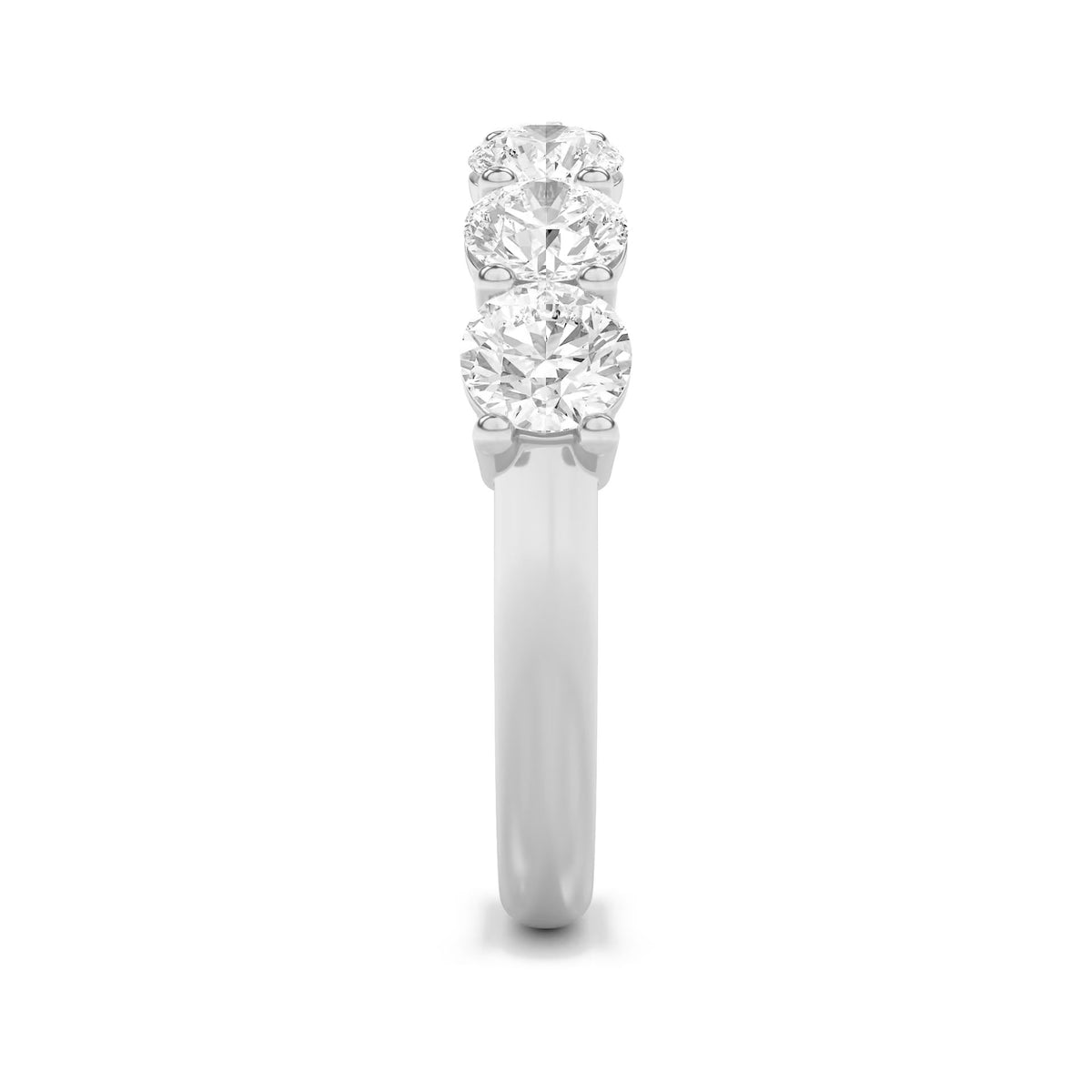 Juliette syvstens alliansering med rund diamant i hvitt gull, sett fra siden