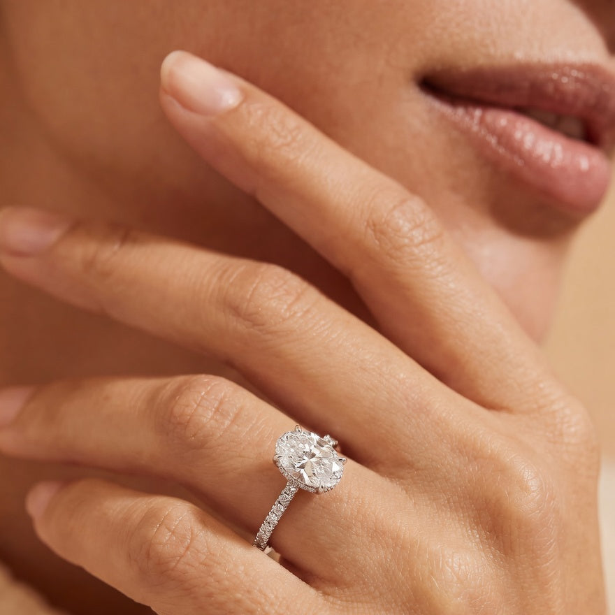 Seraphine pavé forlovelsesring med oval diamant i gult gull båret på modell