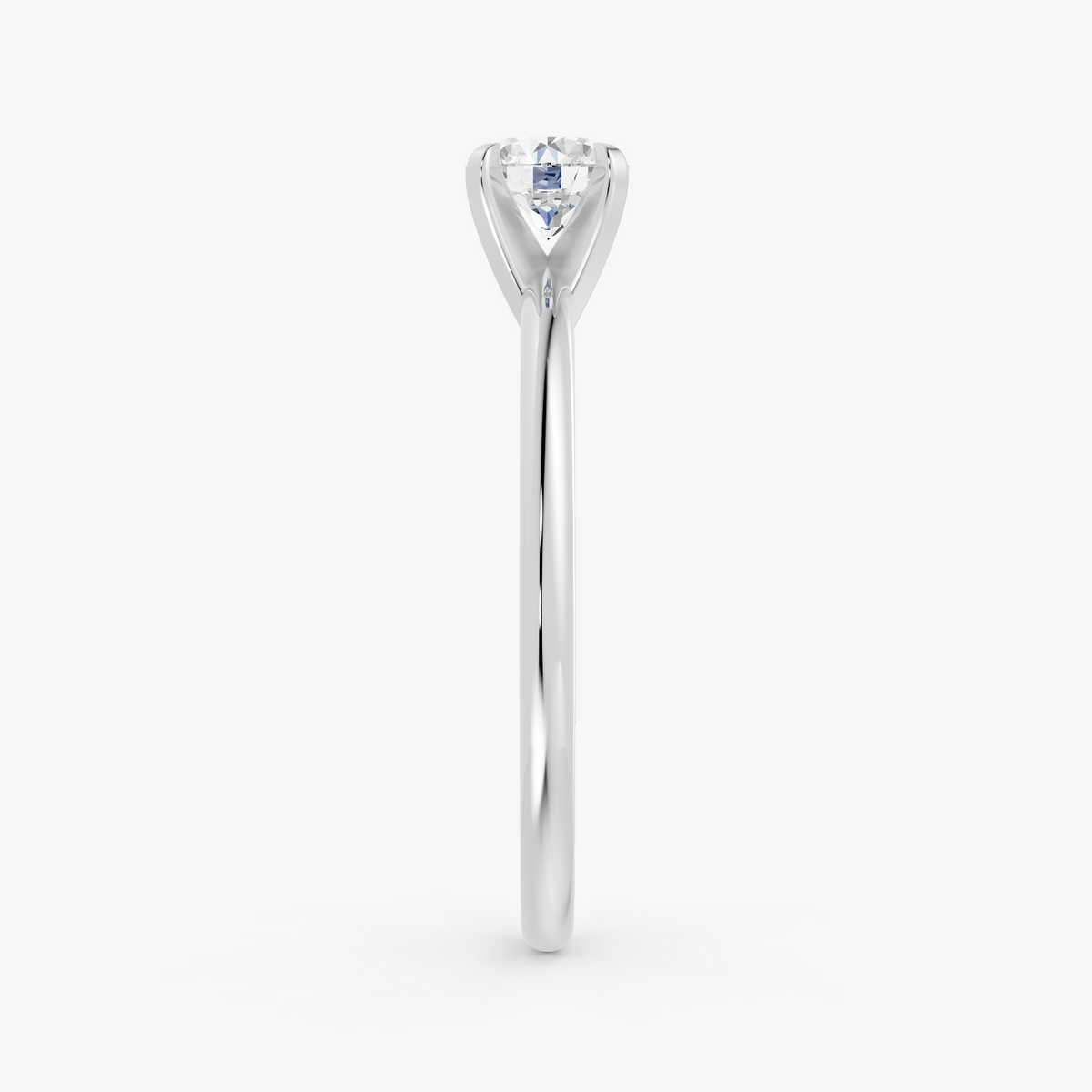 Vivienne solitaire forlovelsesring med rund diamant i hvitt gull, sett fra siden