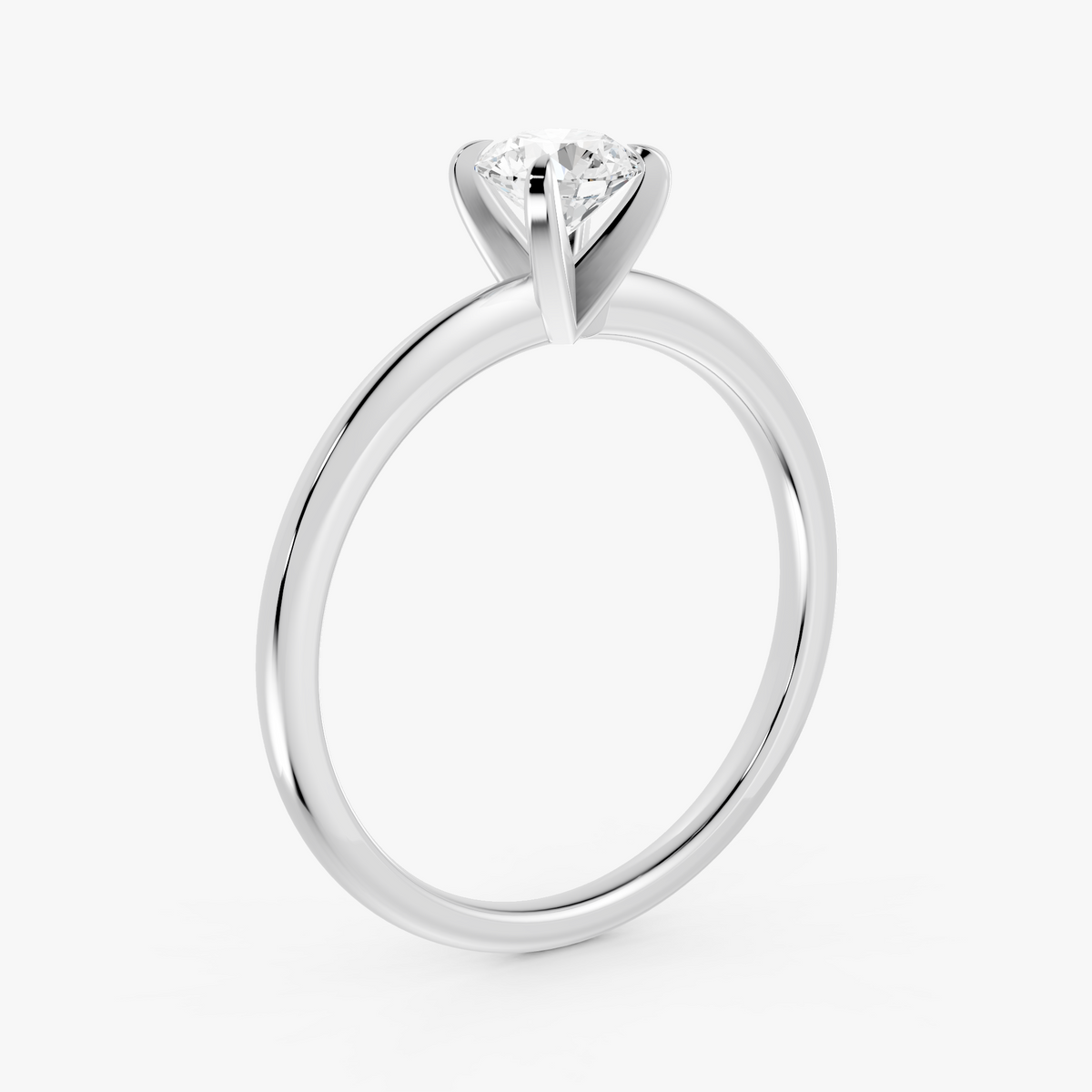 Vivienne solitaire forlovelsesring med rund diamant i hvitt gull, sett på skrå